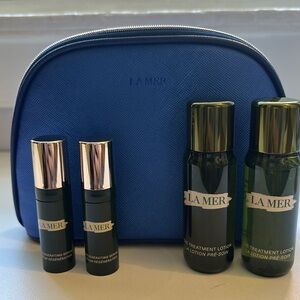 La Mer zip pouch with product sample